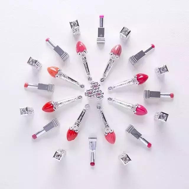 吴昕晒满满一箱的大牌口红，却被何穗一张图秒杀！