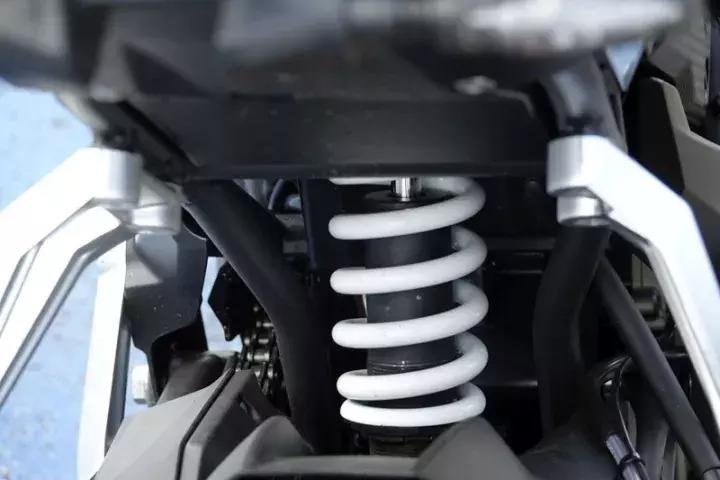 7.21秒国产加速最强250诞生：春风250NK，顺便把一些300cc也秒了