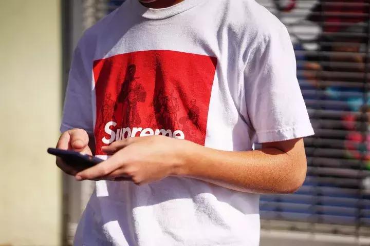 可能你手上的Supreme正是来自美国10几岁排队*党**!