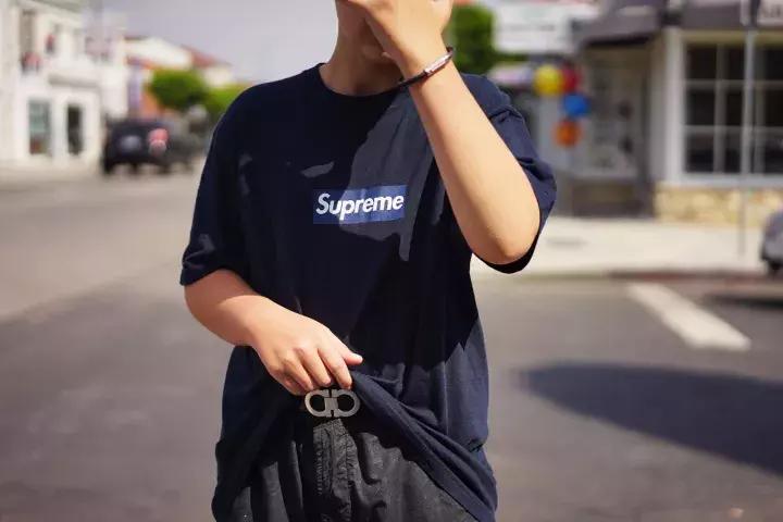 可能你手上的Supreme正是来自美国10几岁排队*党**！