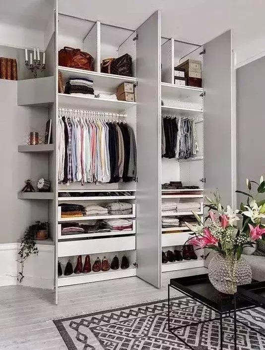 椅子上总堆满衣服,家里坐的椅子总是黏黏的怎么办