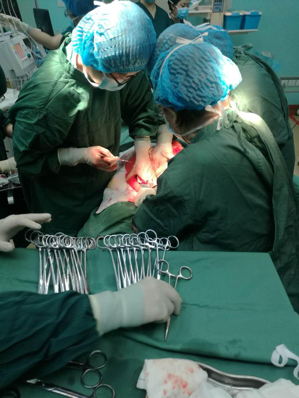 生命应急通道危重伤员得以救治,医护人员上演生死大营救