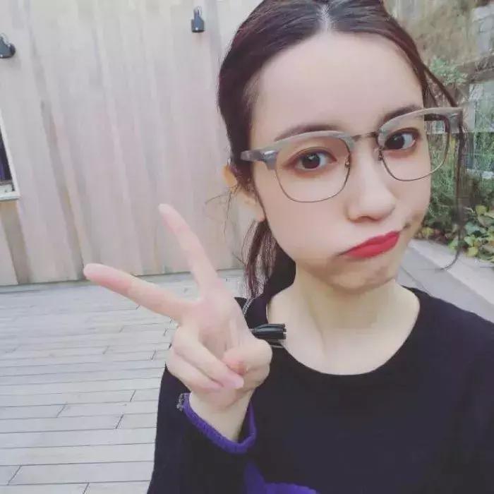 时尚的人戴什么眼镜好,时髦的人都在穿些啥