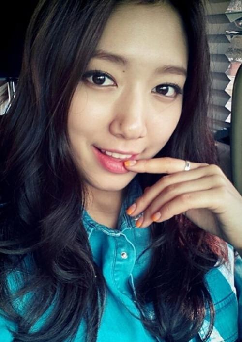 上细下粗的手指适合什么形状美甲,适合手指短小指甲的美甲显白