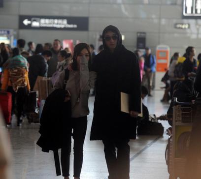 王思聪搂女友机场秀恩爱旗下熊猫TV再签4A腰女神赵世熙美女如云