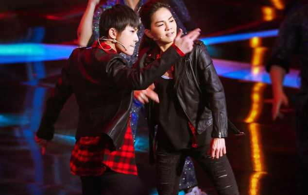 鹿晗王俊凯易烊千玺跑男唱歌,易烊千玺晒胡子王俊凯露腹肌