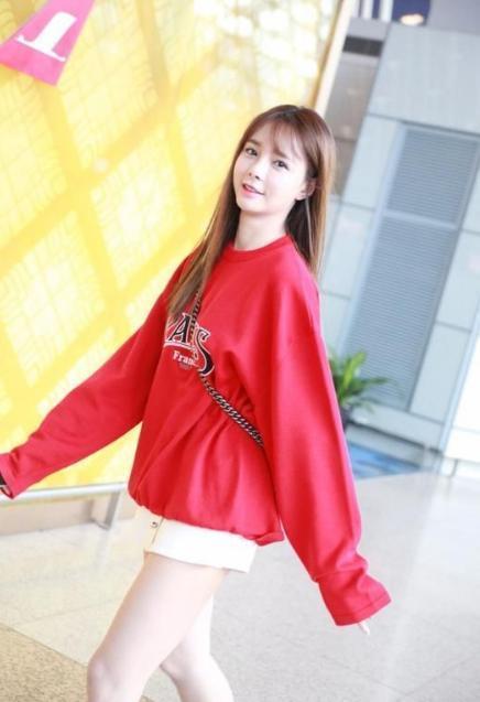 张馨予披军大衣,张馨予穿亮黄外套亮相