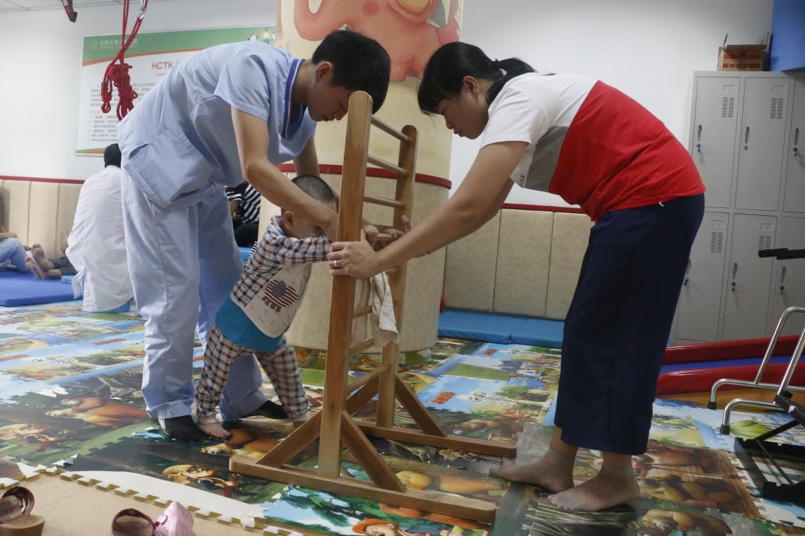 小孩半岁前正常后面就脑发育迟缓,子涵小男孩