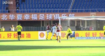 突发!华夏中场大将被队友撞晕,醒后说了这句话让人心疼