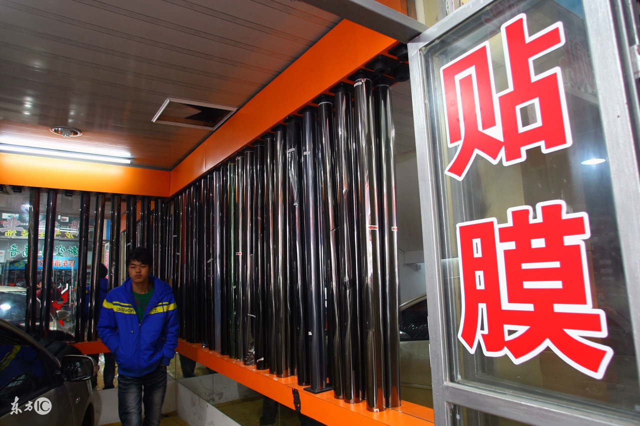 车贴膜有小白点气泡正常吗,车贴膜去膜后有气泡多久才消失