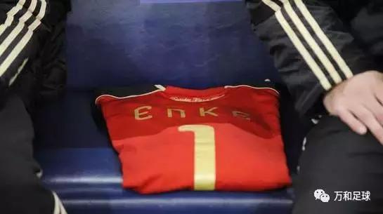 足球球场上的感人瞬间,球场上的感人瞬间放弃射门