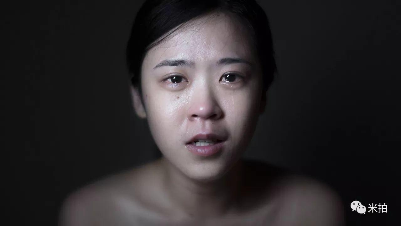 他把500个女孩惹哭了，然后拍了张照