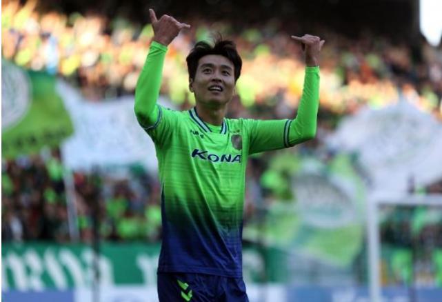 李玮峰与李东国的对抗,李玮锋一人单挑三个韩国球员