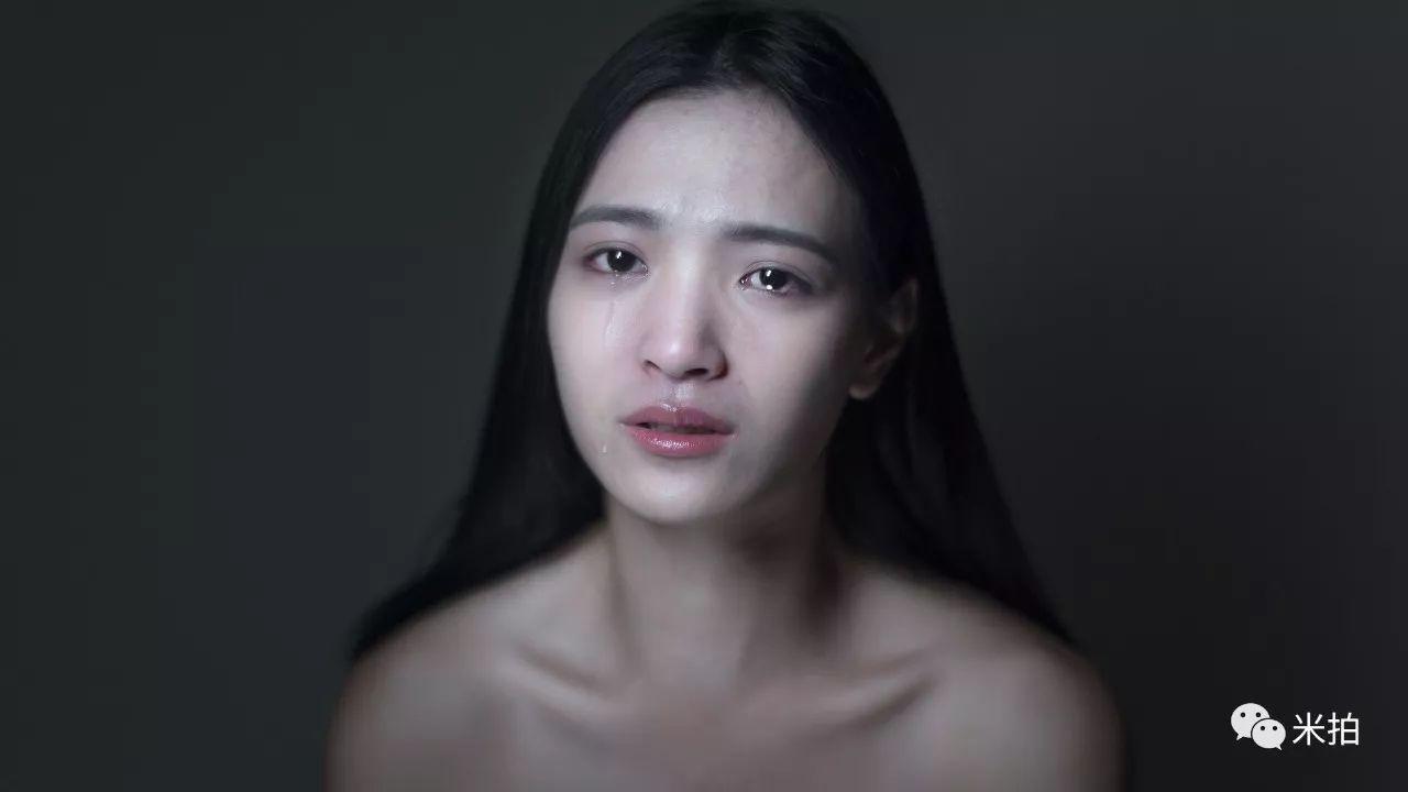 他把500个女孩惹哭了，然后拍了张照