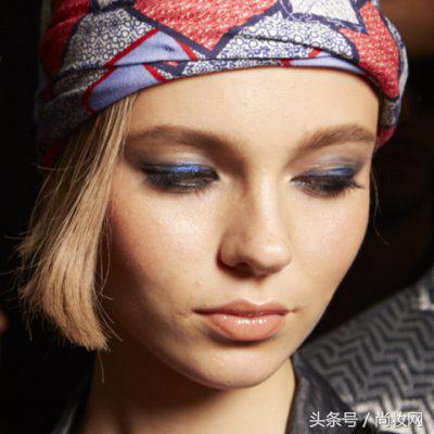 熬夜后如何提神遮盖黑眼圈,如何熬夜也不有黑眼圈