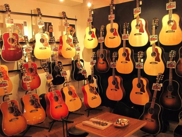 鏃ユ湰浜屾墜鍚変粬鐞磋,涓滀含鍚変粬鐞磋