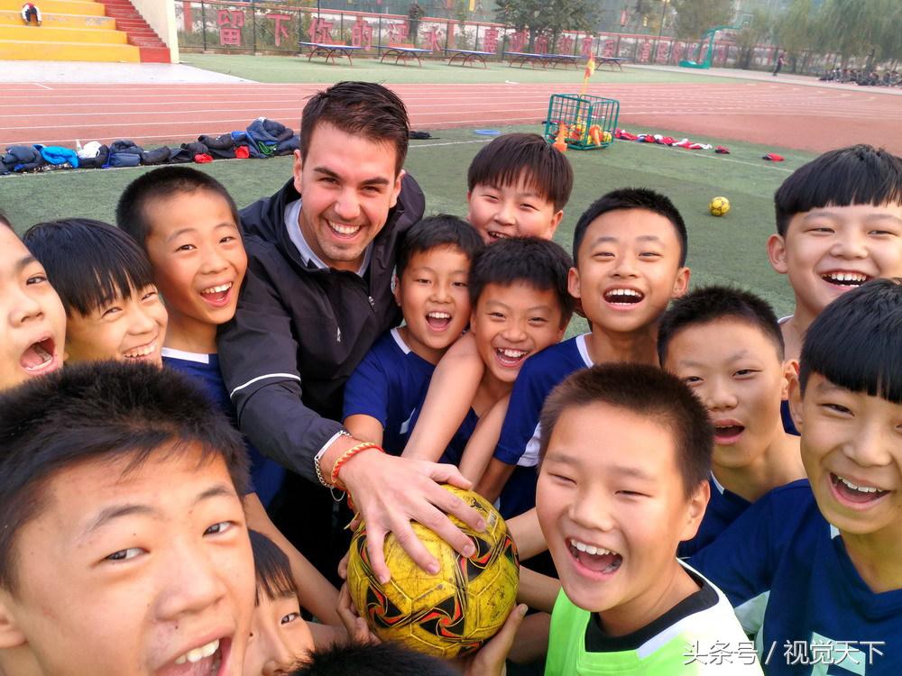 山东滨州:洋外教霸气进校园足球场点兵嗨翻天