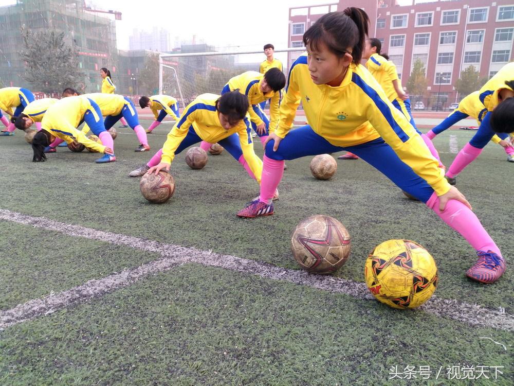 山东滨州:洋外教霸气进校园足球场点兵嗨翻天