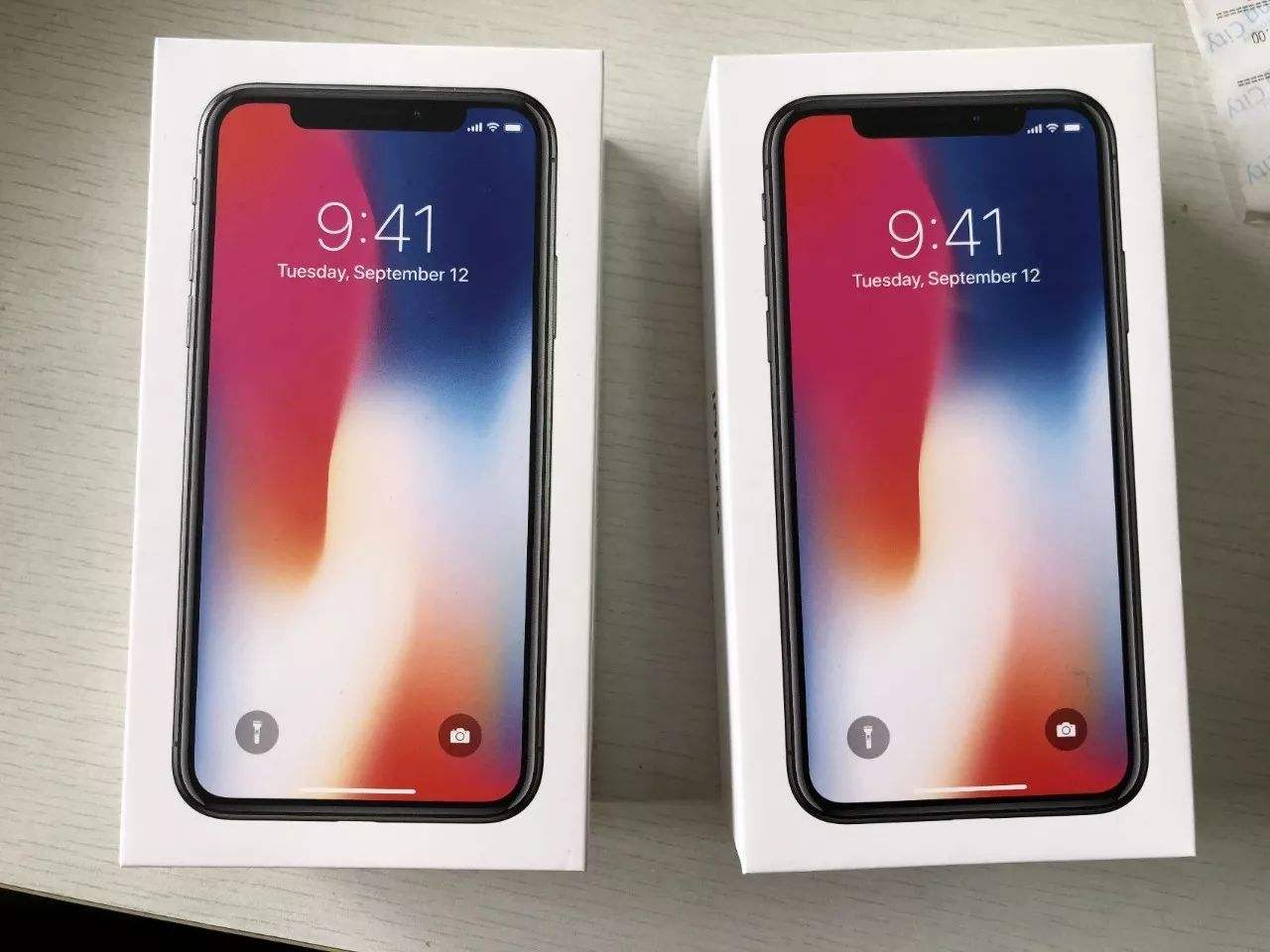 苹果x屏幕出现彩虹斑,iphonex屏幕底部出现黑斑