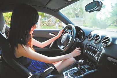 美女司机车内飘来阵阵腐臭味修车师傅看后女司机一时说不出话来