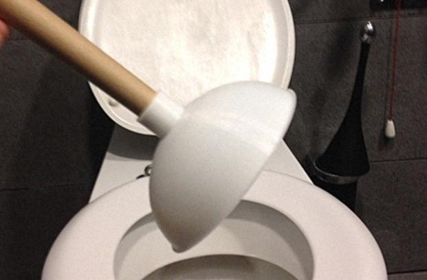 马桶堵住了冲不走水往上溢怎么办,马桶堵了楼下邻居不让修怎么办