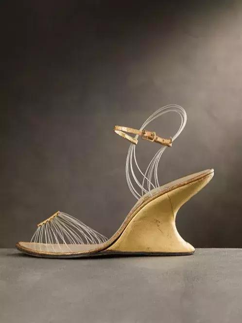 这个被梦露、赫本深爱着的高跟鞋牌子,现在却美得过分怪异?!