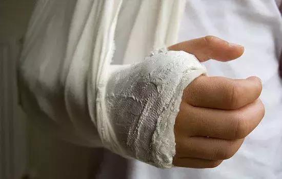 30岁美女大吼两声出现肋骨骨折，医生说这个病有点麻烦！