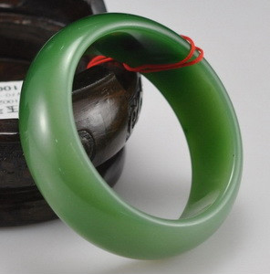 碧玉手镯价格多少,如何挑选和田玉碧玉手镯的好坏