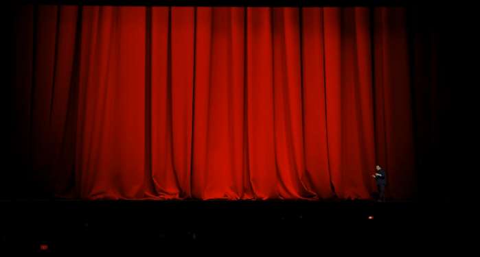 老罗用的手机发布会上讲售后,老罗很朴实的一场高科技发布会