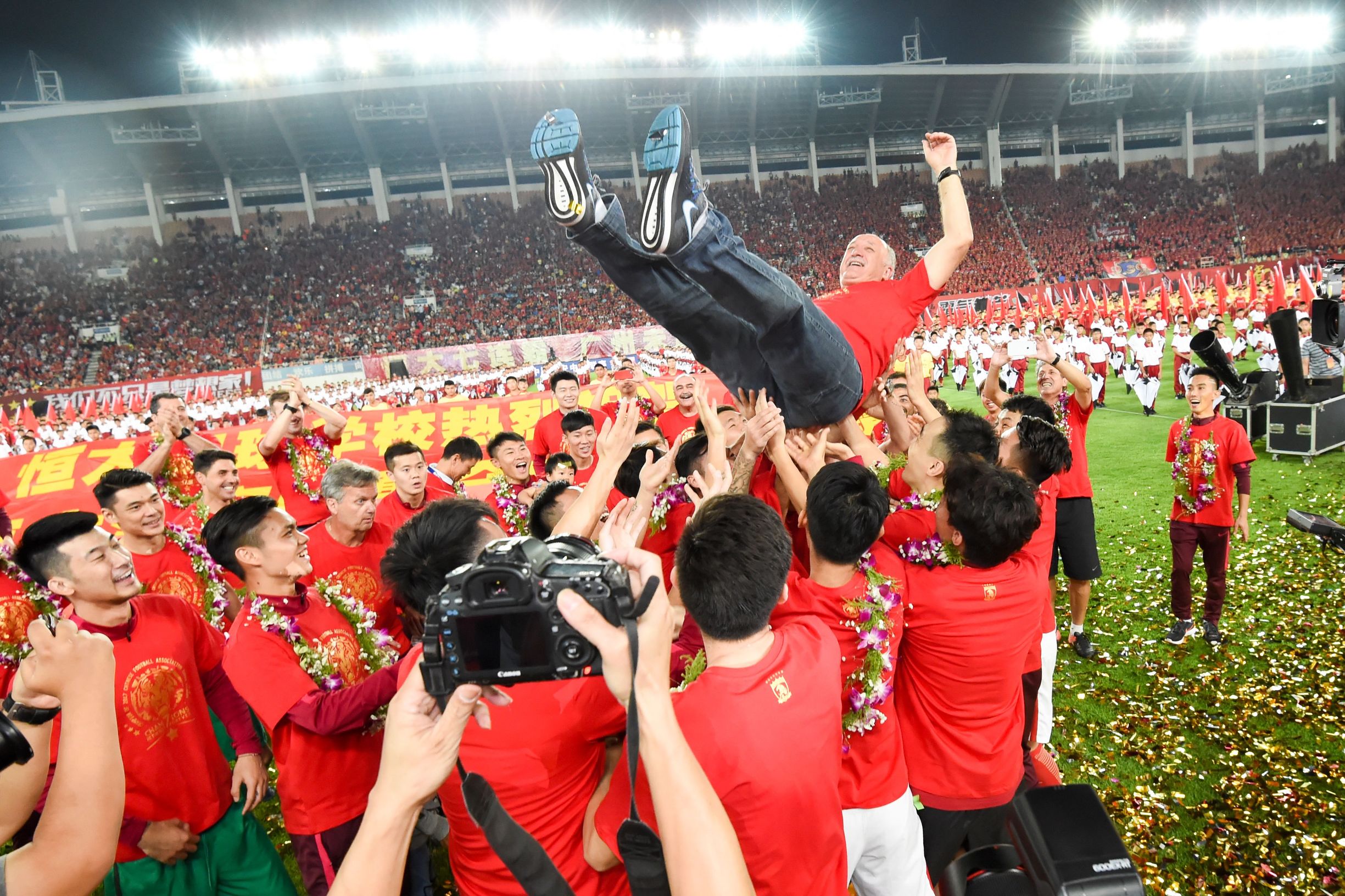 又爱又恨的中超结束了,究竟说你什么好呢,还是送你16首打油诗吧