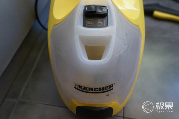 地板上粘东西了怎么弄掉,地板上粘了水泥怎么办