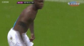 足球巨星罗纳尔多的招牌动作,足球巨星过人名场面