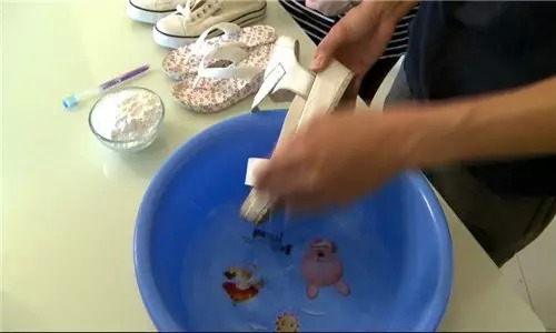 处理鞋子发黄的方法,牛津布鞋子发黄清洗方法