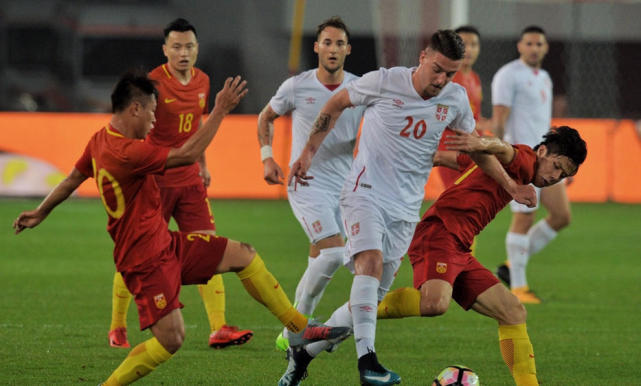 国足停球传射一气呵成,国足停球转身换脚射门