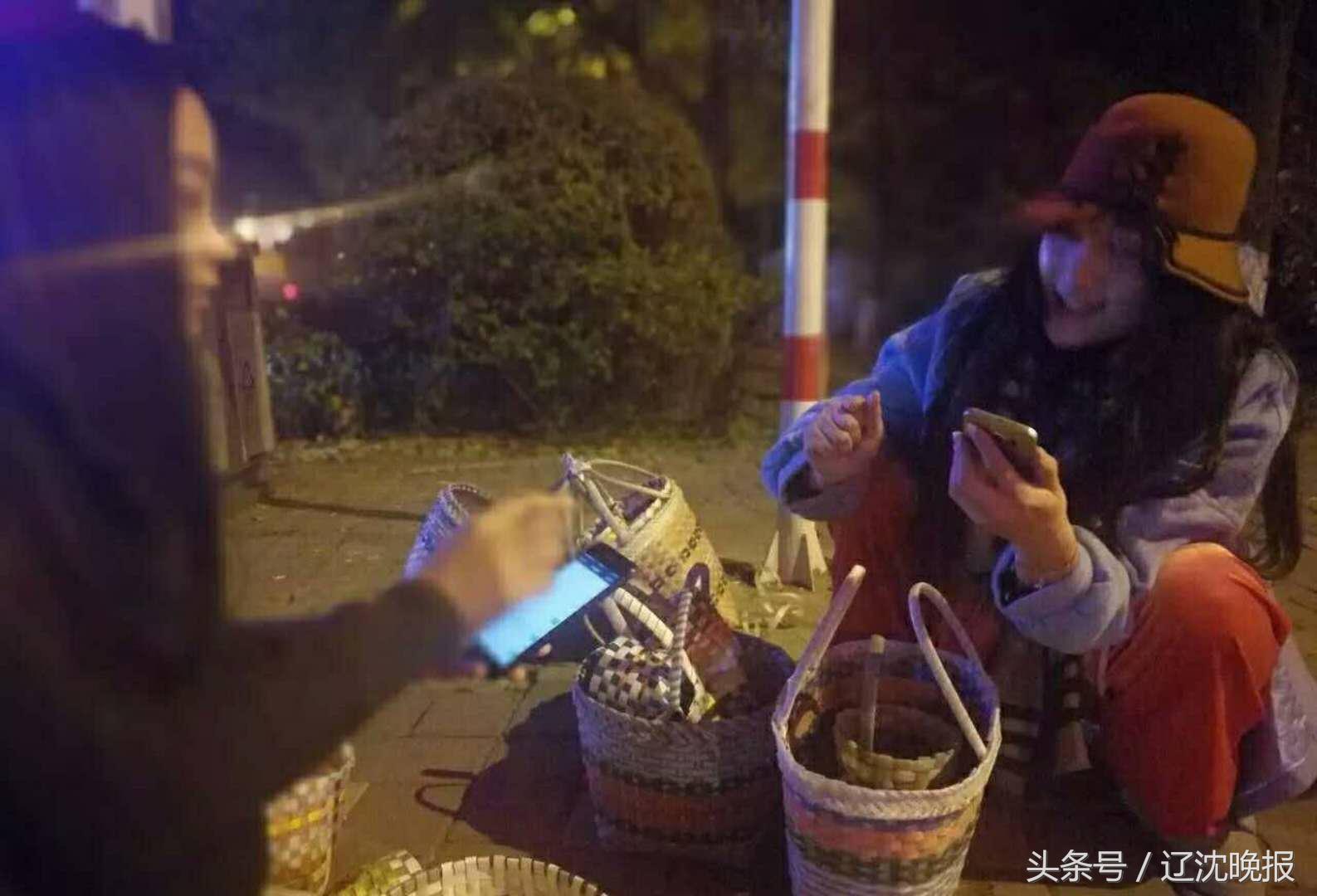 心疼夜里摆摊的老奶奶,心疼奶奶摆摊