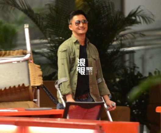 吴京拄拐杖是怎么回事,吴京讲述双拐的原因