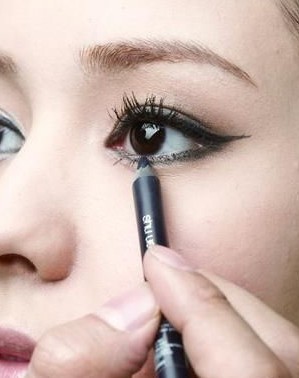 眼部化妆的正确步骤初学者单眼皮,眼部化妆的正确步骤初学者
