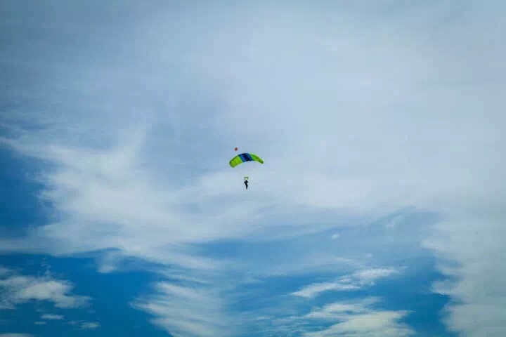 在塞班岛跳伞是一种什么体验,爽到爆第一次的高空跳伞体验
