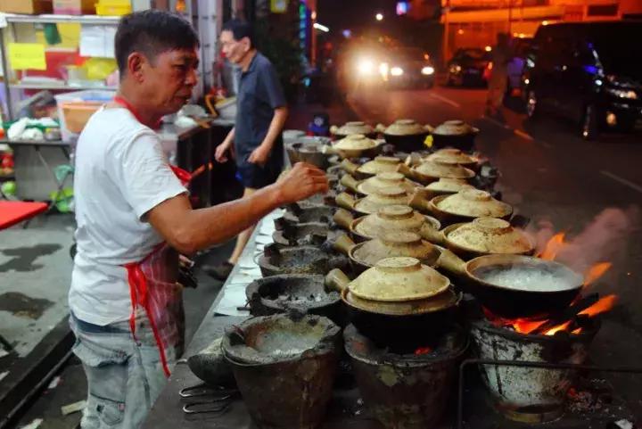 据说好的煲仔饭里的米饭啊,比肉还香!