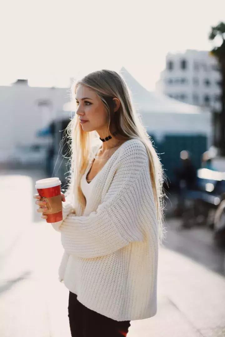 红色毛衣配什么毛衣链好看,想把毛衣穿时髦从拒绝这3款开始