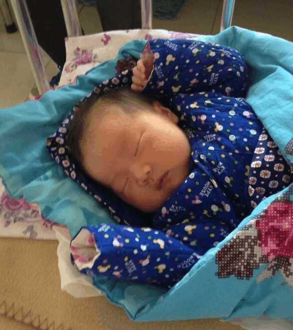 3个月的小宝宝容易长湿疹,刚出生宝宝一脸湿疹