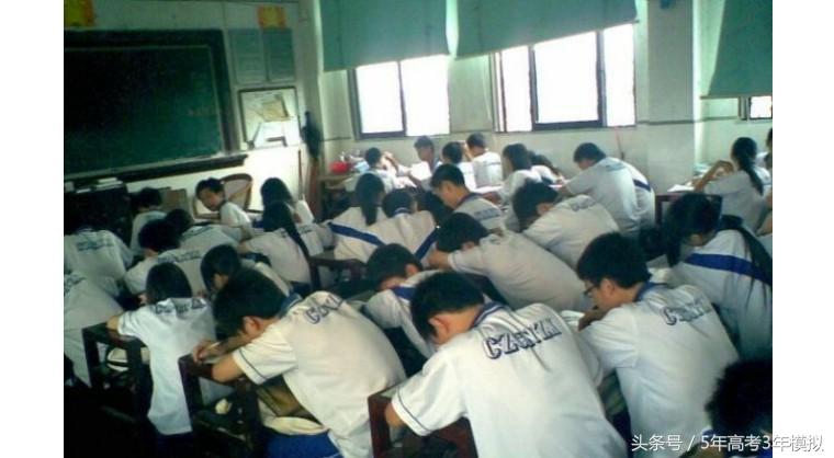 睡眠少怎么上课不困,上课犯困掐哪里能清醒