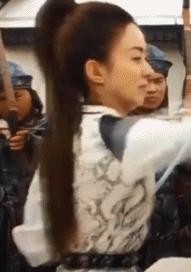 朋友说，日本姑娘这样斜挎包的很多，去了一次，果然大饱眼福