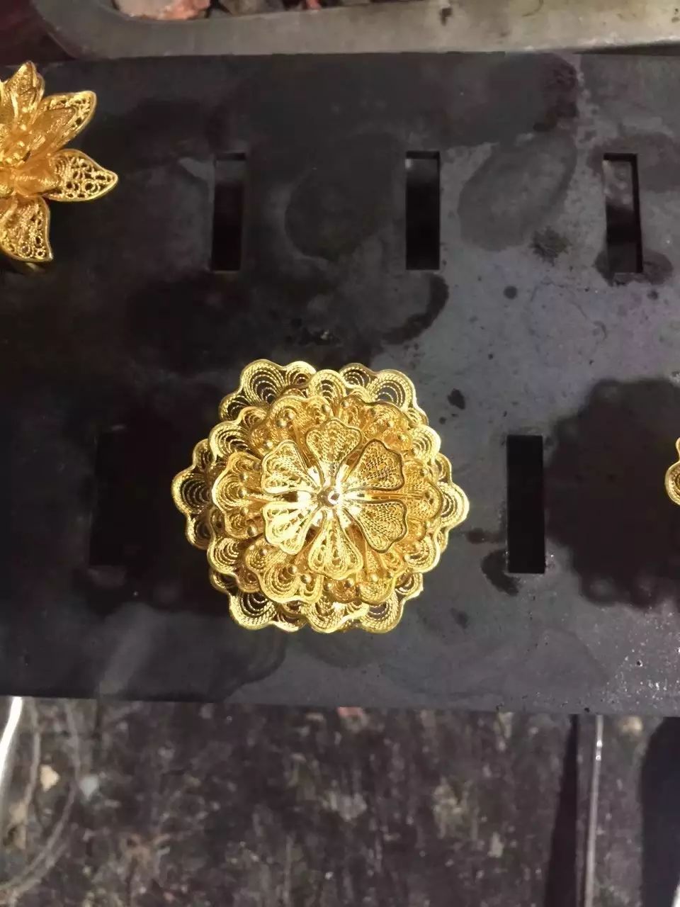 高薪的纪梵希offer和不赚钱的复古首饰，他选择了后者