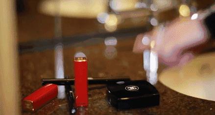 我们闯入了刘诗诗的房间“看看你出门前都在做什么?”