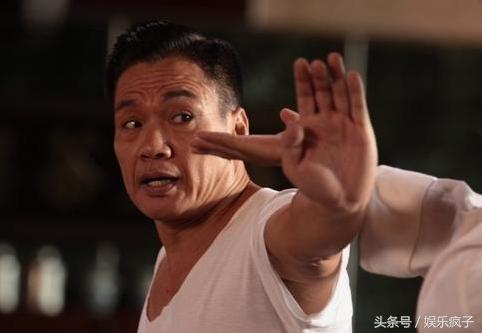 13岁习武，跑了三十多年龙套，如今在美国被金发女郎献吻演主角