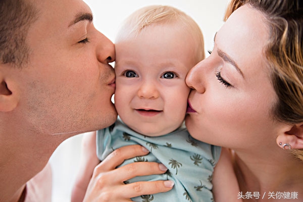粉嫩婴儿心底有话，站远点别亲我，宝宝怕疱疹病毒