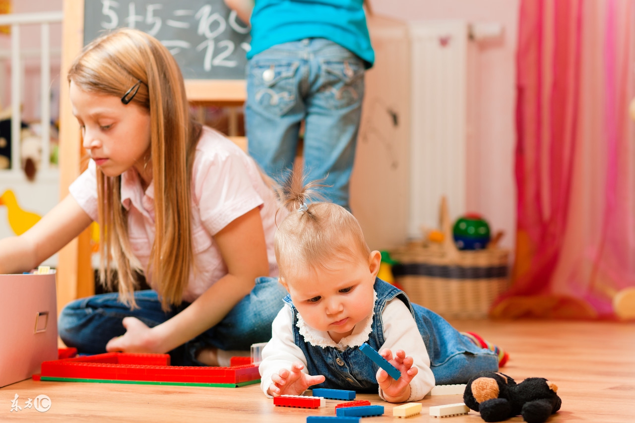 幼儿园小班趣味游戏踢球,幼儿园小班趣味游戏跳圈