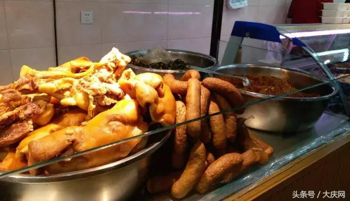 走访12家“地利生鲜”问题多!熟食、咸菜全“裸卖”……