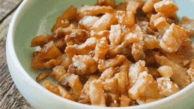 炸猪油渣怎么做到蓬松,怎样炸猪油渣又酥又脆